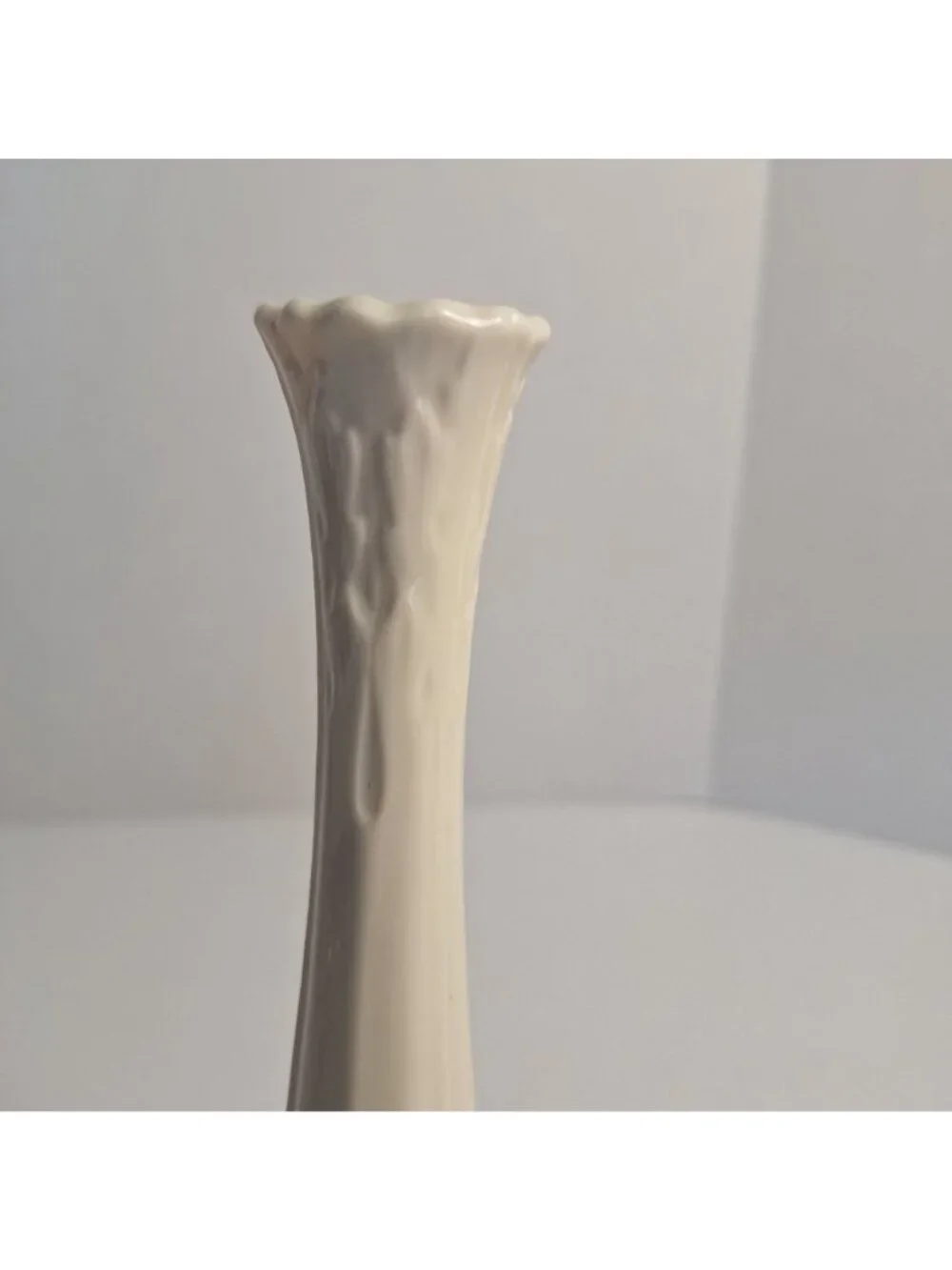 LENOX IVORY PORCELAIN FLORENTINE COLLECTION VINTAGE EMBOSSED BUD VASE 10.5